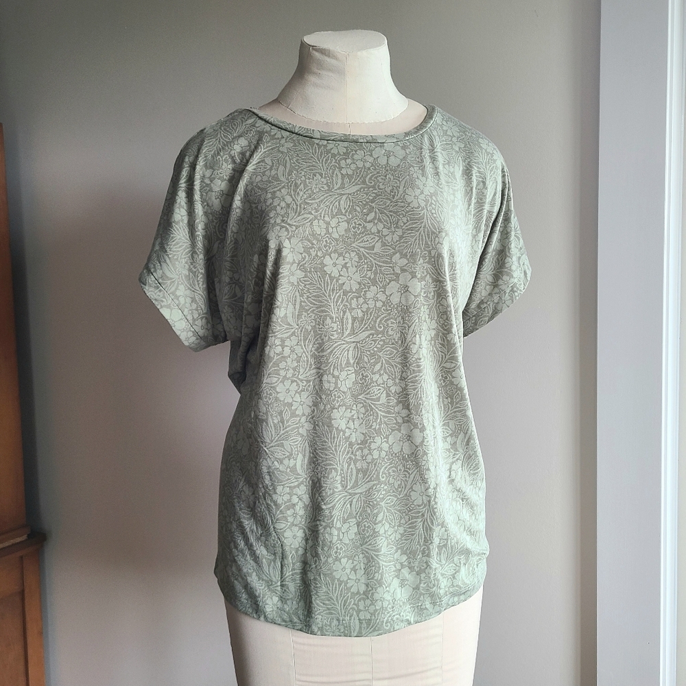 ✨2/$15-Suzy Shier Sage Green Floral T-Shirt